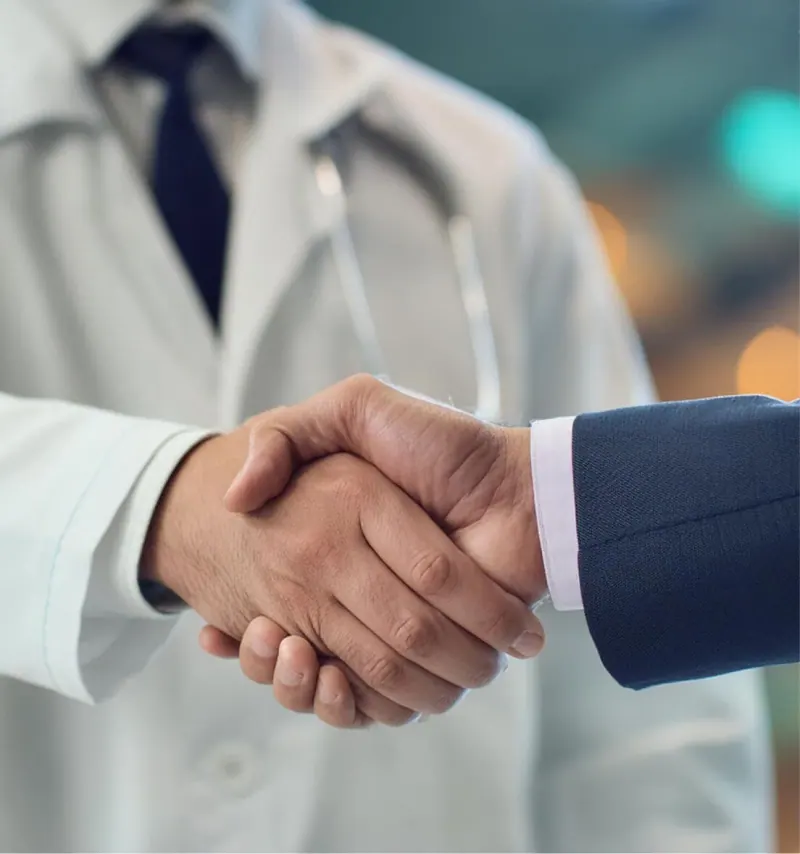 A provider and an AZOVA partner shaking hands